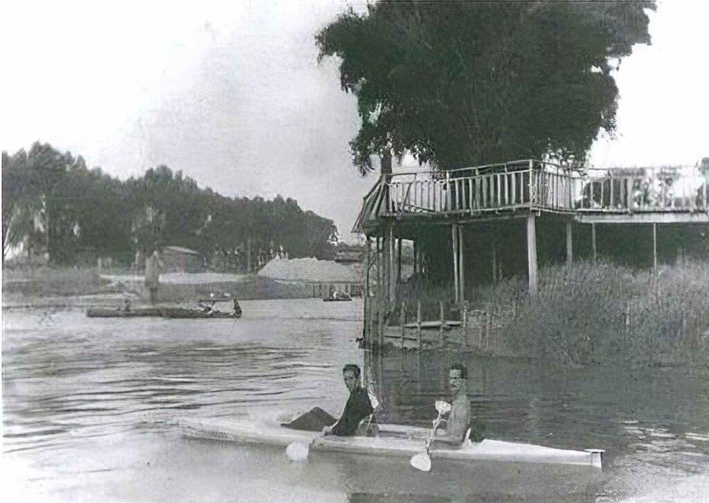 História da canoagem no Brasileira. Foto de caiaque duplo no Rio Tietê, na década de 1920