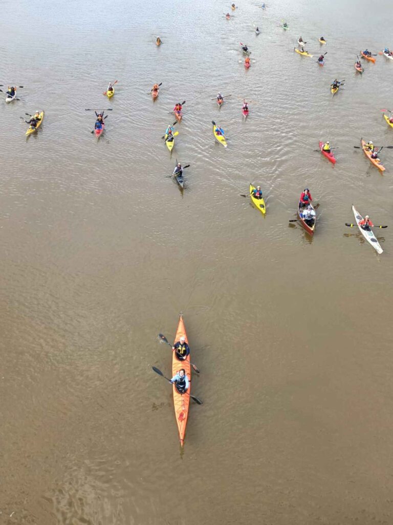 Canoístas da expedição, passando pelo Valo Grande em Iguape