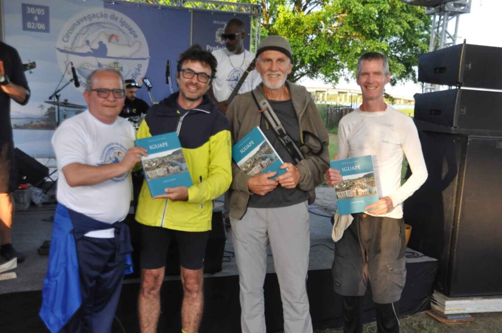 Entrega de presentes, troféus e sorteio na chegada da Circunavegação de Iguape