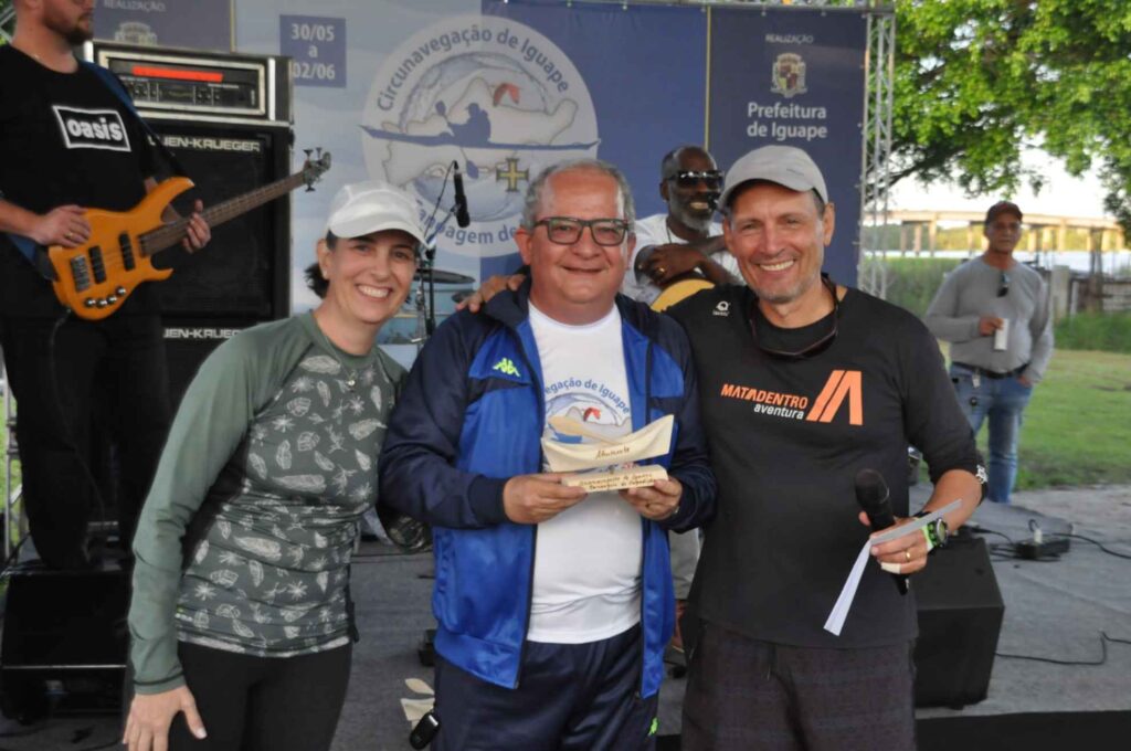 Entrega de presentes, troféus e sorteio na chegada da Circunavegação de Iguape