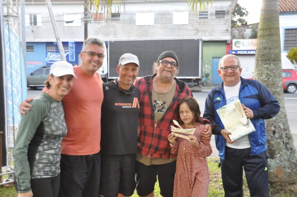 Entrega de presentes, troféus e sorteio na chegada da Circunavegação de Iguape