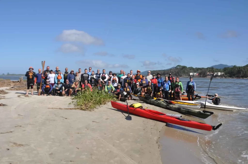 Mitos e verdades sobre a Canoagem Oceânica. Verdade: é uma atividade social, permitindo conhecer pessoas e fazer amigos