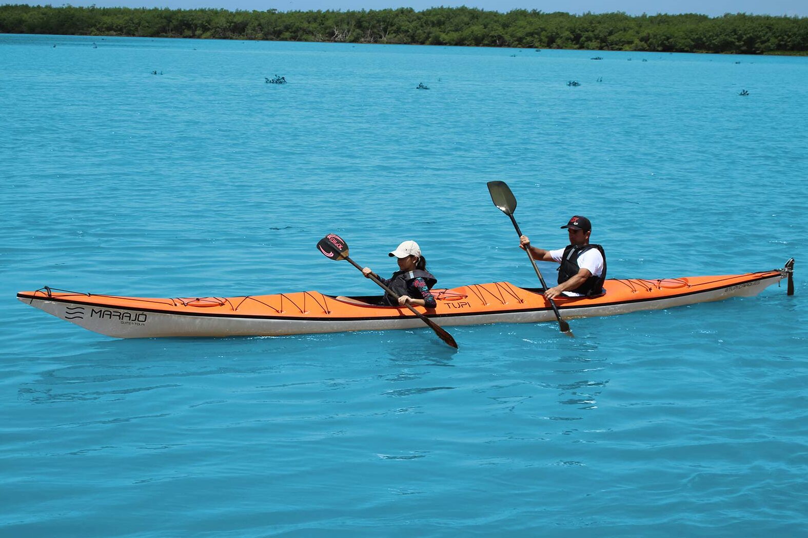 Foto de pai e filha fazendo mostrando que é mito dizer 
canoagem oceânica é só para experientes